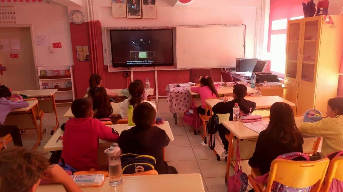 Cumhuriyet Haftasınında İlk dersimiz''Dersimiz Cumhuriyete Doğru'' konulu film izletildi.